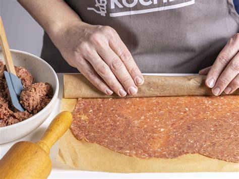Foto: dünn ausgerollter Mürbteig auf Backpapier