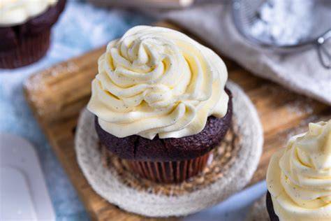 Foto: fertiges Frischkäse-Frosting auf Cupcake