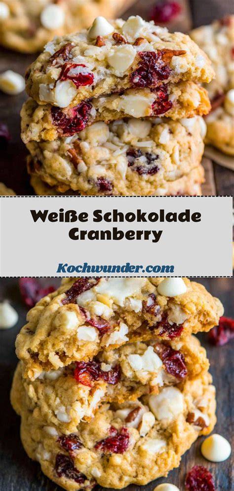 Foto: frisch gebackene weiße Schokolade Cranberry Haferflocken Cookies auf einem Backblech