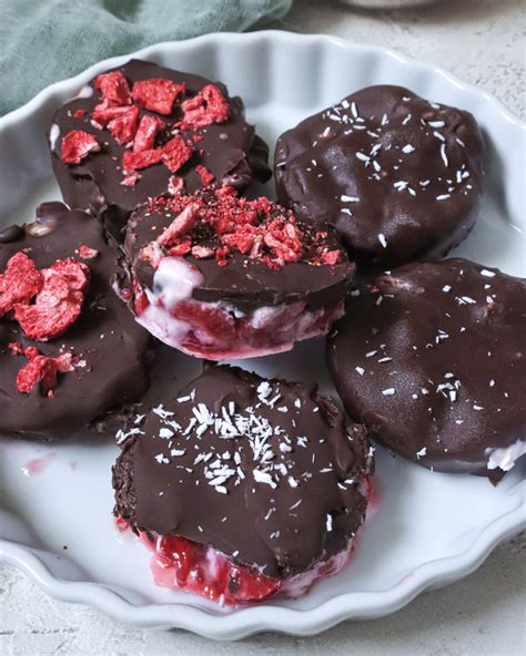 Foto: gefrorene Joghurt-Bites mit Schokoladenüberzug