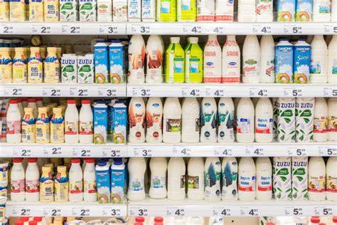 Foto: laktosefreie Milchflaschen im Supermarktregal