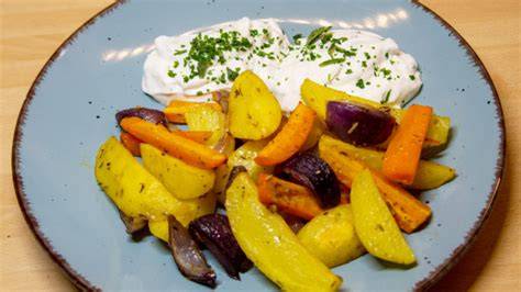 Foto Ofengemüse mit Kräuterquark