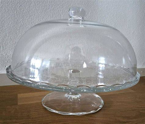 Foto Sahnetorte auf einer Tortenplatte mit Haube