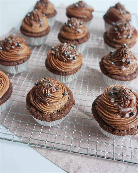 Foto Schoko Cupcakes auf einem Kuchengitter
