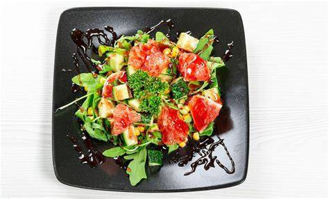 Foto Teller mit Beeren und Salat