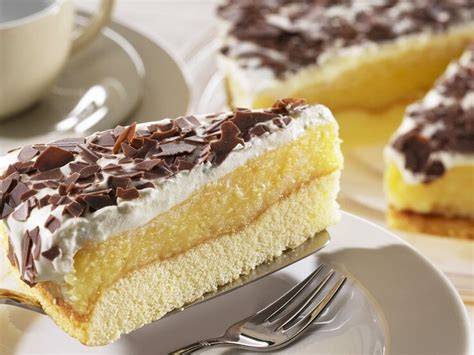 Foto Torte fertig mit Sahne und Schokoraspeln