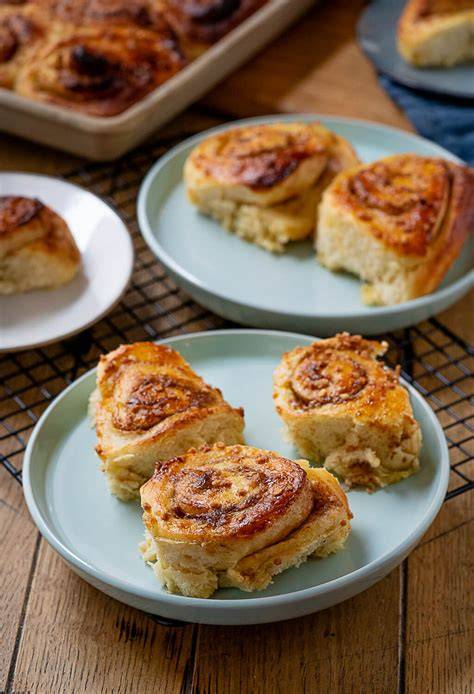 Foto der aufgerollten Swirl-Teigrolle mit Streuseln