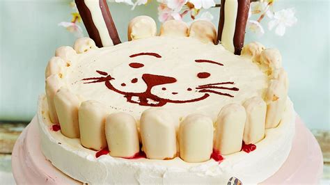 Foto der fertig dekorierten Osterhasen-Torte mit Fondant-Augen und Ohren