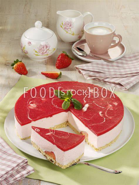 Foto der fertigen Erdbeer-Frischkäsetorte auf einer Kuchenplatte