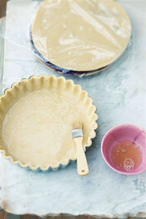 Foto der vorbereiteten Tarteform mit Mürbeteig