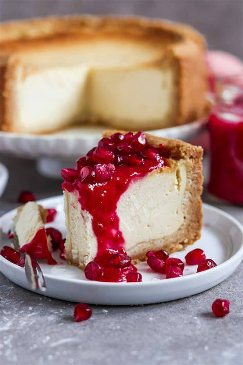 Foto des fertigen veganen Käsekuchens mit Himbeer-Granatapfel-Sauce