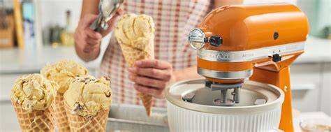 Foto einer KitchenAid mit Eismaschinen-Aufsatz und Lavendeleis