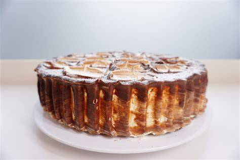 Foto einer Tegernseer Torte: dünne Bisquitschichten mit Vanillebuttercreme und Heidelbeermarmelade
