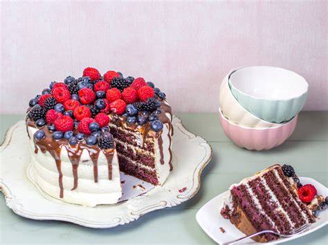 Foto einer angeschnittenen Waldfrucht Sahnetorte mit Spinatboden und Beeren