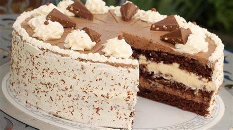 Foto einer fertigen Toblerone Mousse Torte mit Toblerone-Stücken