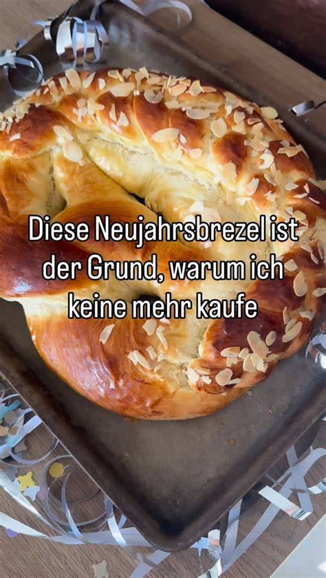 Foto einer gebackenen Neujahrsbrezel auf Backblech, hell goldbraun