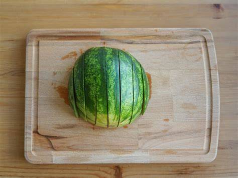 Foto einer geschälten und gewürfelten Wassermelone auf einem Brett