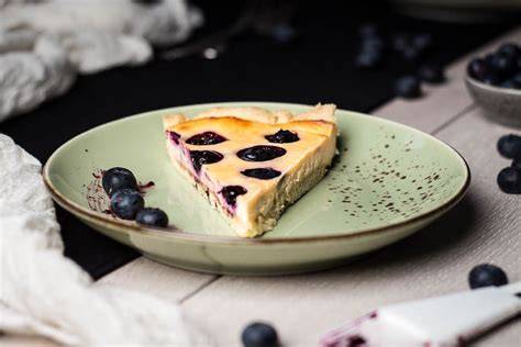 Foto eines Low-Carb-Käsekuchens mit frischen Blaubeeren als Topping