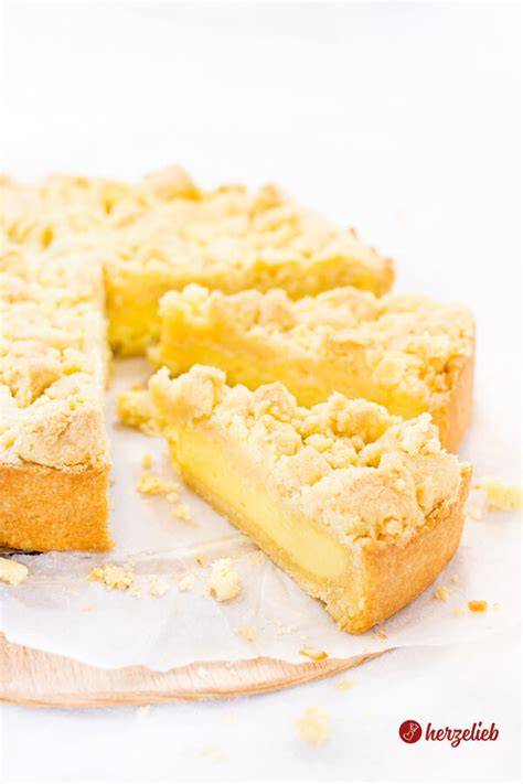 Foto eines frisch gebackenen Streuselkuchen mit Puddingfüllung