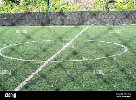 Foto eines grünen Fußballfeld-Kuchens mit weißen Linien und Gummibärchen-Spielern