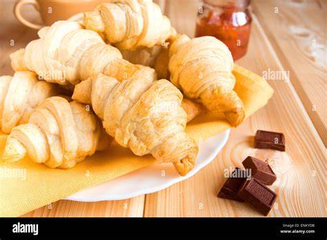 Foto eines klassischen Croissants auf Holztisch