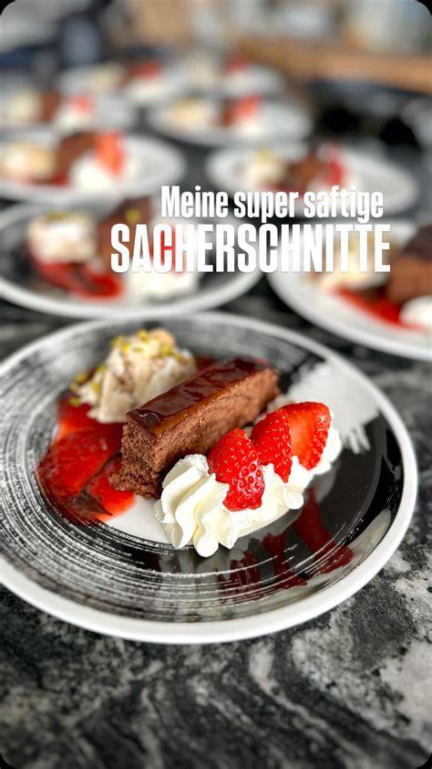 Foto eines schön angerichteten Desserts mit Fruchtsauce und Eis