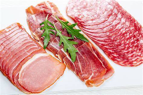 Foto fein gewürfelte Paprika, Schinken und Salami auf Brett