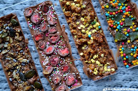 Foto verschiedener Variationen veganer, zuckerfreier Schokoladentafeln