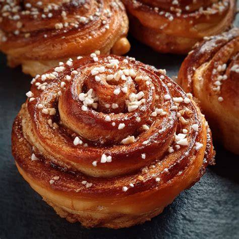 Foto von Backwaren mit Zuckerbestandteilen (Kanelbulle, Brunsviger)