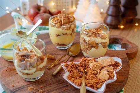 Foto von Bratapfel-Pudding-Dessert mit Spekulatiusstreuseln in einem Glas