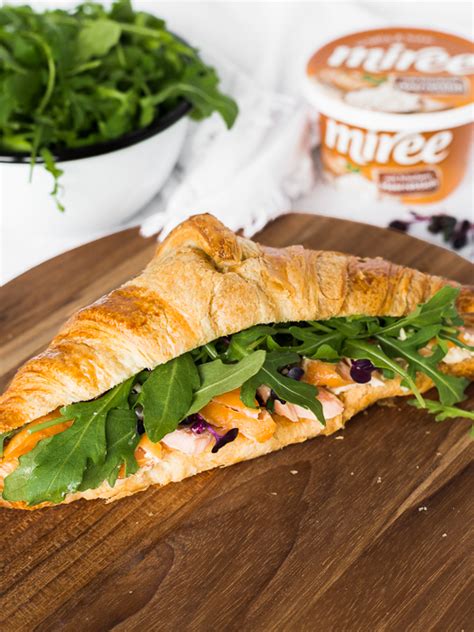 Foto von Croissant mit Lachs, Frischkäse und Kräutern