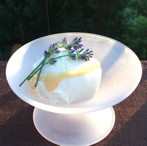 Foto von Lavendeleis mit Karamellsauce und Datteln