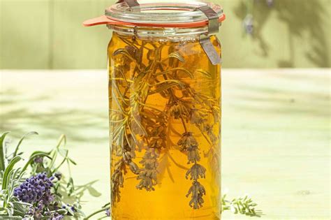 Foto von Lavendelhonig in einem Glas mit Lavendelblüten