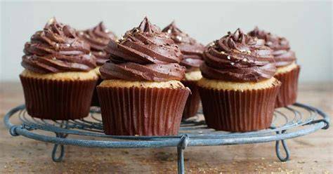 Foto von Schoko-Cheesecake Cupcakes mit glänzendem Schoko-Topping