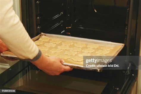 Foto von ausgestochenen, gekühlten Kakaoplätzchen auf Backblech