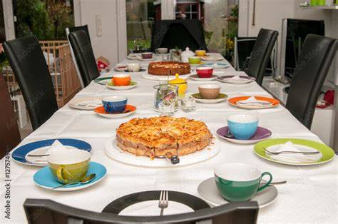 Foto von einer Kaffeetafel mit DDR-Streuselkuchen