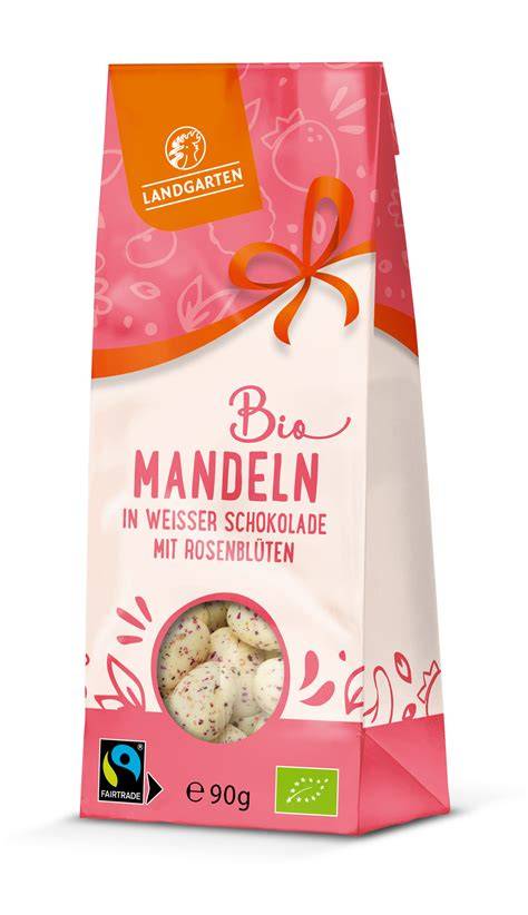 Foto von kleinen Bärenkeksen mit Mandel in den Armen