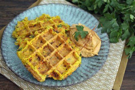 Foto von orientalischen Linsenwaffeln mit Paprika-Chili-Hummus
