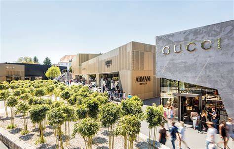 Foto-Collage: Outletcity Metzingen Shopping-Atmosphäre