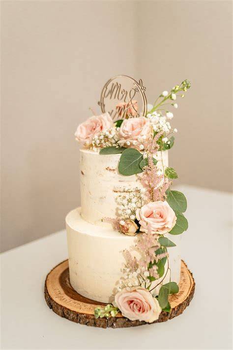 Foto-Idee: Zweistöckige Torte auf Baumscheibe mit Trockenblumen