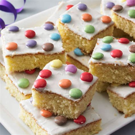 Foto-Strecke: Kuchen fürs Buffet - Blechkuchen, Muffins, Kuchen im Glas nebeneinander