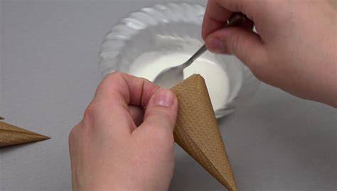 Fotoanleitung: Spritztüte aus Backpapier rollen, füllen, Spitze schneiden