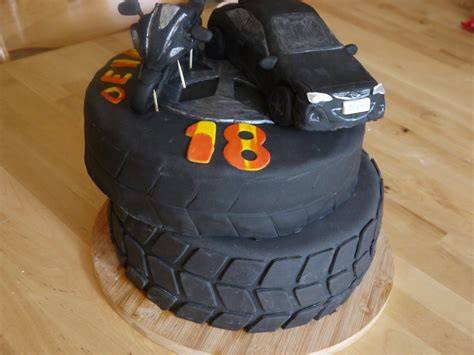 Fotocollage: Hot-Wheels-Elemente (Logo, Reifen, Hütchen) auf der Torte