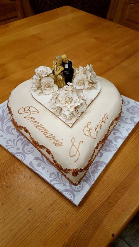 Fotogalerie: Verschiedene Anschnitte und Dekorationen von Torten zur Goldenen Hochzeit