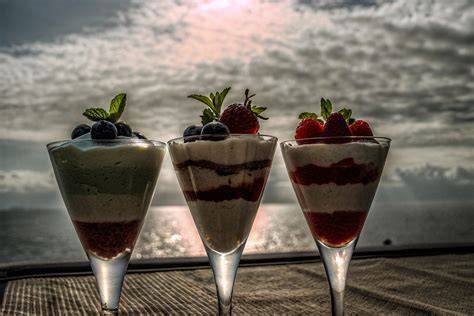 Fotogen angerichtete Desserts in stilvollen Bechern für Social Media