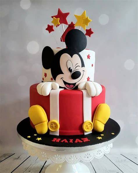 Fotografie der fertig eingedeckten Mickey Mouse Torte auf Tortenunterlage