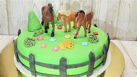 Fotografie einer fertig dekorierten Pferdetorte mit Fondant und Pferdefiguren