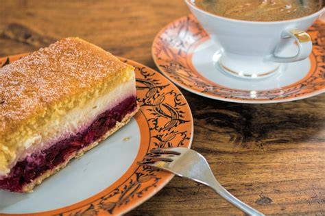 Fotografie einer traditionellen DDR-Kaffeetafel mit Schwarzer Torte und Eierschecke