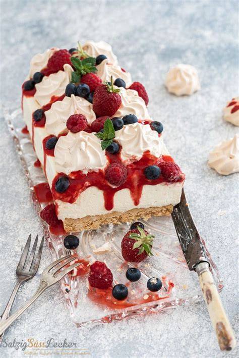 Fotografie von Pavlova, Käsekuchen und Lavakuchen