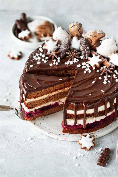 Fotoidee: Angeschnittene Lebkuchentorte mit Zimtcreme und Beeren